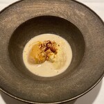 サンタキアラ - 蓬莱泉の酒粕ムースにアーモンドのスープと塩キャラメルのジェラート