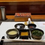 Sushisho Nomura - カウンターには沢山の薬味
                酢味噌、醤油、ポン酢、梅肉(鹿児島・和歌山等)、塩(鹿児島・坊津)、黒胡麻(鹿児島)
                和らぎ(お冷や)も最初から出ていて、霧島の水を使われています。