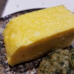 鮨匠 のむら - (02)厚焼き玉子
      厚焼きはやや甘口で程よいシットリ感
      お鮨屋さんで最初に玉子が出るお店は凄く珍しい。