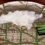 鮨匠 のむら - (03)本皮剥&本皮剥の肝(鹿児島県開聞岳沖産)
      産卵期は初夏～夏、旬は秋～冬
      本皮剥は程々に軟らかくて食べ易く、旬真っ只中なので脂のりが良くて旨みと甘みがしっかり楽しめます。