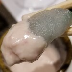 鮨匠 のむら - (03)本皮剥&本皮剥の肝(鹿児島県開聞岳沖産)
      産卵期は初夏～夏、旬は秋～冬
      肝は裏濾しされ、臭みゼロでサッパリ♪
      滑らかでクリーミーかつコクがあり、どうにも止まらない美味しさ♪(嬉)