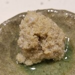 鮨匠 のむら - (04)真蛸の真子(鹿児島県開聞岳沖産)
      産卵期は初夏～初秋
      この時期だとごく稀な入荷だそう
      粒が綺麗に立ってさっぱりとした薄味の味付けで柔らかな旨みを楽しみました
      海藤花(かいとうげ)と呼びます