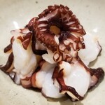 鮨匠 のむら - (05)茹で真蛸(鹿児島県開聞岳沖産、800g)
      茹でたてアツアツに細工包丁を入れます
      とりあえず何も付けず一口「旨い！」
      旨味が濃厚で自然な甘さが拡がります
      梅山葵、酢味噌がオススメ
      これぞのむら！