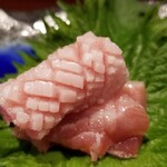 鮨匠 のむら - (09)スマ(別称:星鰹)(鹿児島県開聞岳沖産)
      最近、養殖が確立しましたが、脂ギトギトで私の好みとは異なる味わい
      やはりのむらサンの天然スマを頂くと違いは歴然で、ここのクオリティは断トツのピカいち！