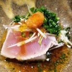 鮨匠 のむら - (10)歯鰹のたたき(鹿児島県開聞岳沖産)
      産卵期は夏、旬は秋～冬
      鰹と歯鰹は別の魚で習性が異なり、その身も薄い桃色で、本来の味わいはサッパリ
      今回の歯鰹は脂のりが良く、たたきなのに味わいは濃いめ♪