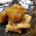 鮨匠 のむら - (12)芭蕉梶木(鹿児島県開聞岳沖産)の胸筋の炙り
      なんと真冬に秋太郎！
      暖冬の影響ですね(>_<")
      胸鰭の辺りを筋身と言うそうですが、炙りになると脂が活性化され、芳ばしくて薫り高く、超絶美味しい♪