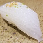 鮨匠 のむら - (13)障泥烏賊(鹿児島県開聞岳沖産、950g)カボス・塩
      産卵期は春～初夏、旬は春～夏、寿命1年
      モチモチとした食感で甘みも強い
      少し寝かせてあり柔らかく仕上がって、旨みと甘みが引き出されています