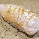 鮨匠 のむら - (14)目一鯛(鹿児島県開聞岳沖産)
      産卵期は夏～秋、旬は夏～冬
      秋になると脂が濃くなり、旨みと甘さが増す代わりにモチモチ感が失われるのですが、暖冬の影響かこの魚体は両立してます