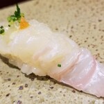 鮨匠 のむら - (15)鮃(鹿児島県開聞岳沖産、3kg)
      産卵期は春～初夏、旬は秋～晩冬。
      驚くほど透明感のある身に驚き、その味わいと香りのクリアさに感動！
      鹿児島の産卵期は早いのでもうすぐスタート
      今が食べ時です