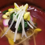 鮨匠 のむら - (16)鹿児島風お雑煮、干椎茸&焼き海老の出汁
      この時期には出ないものですが、お正月の時期に来店出来なかった常連さん用だそう。
      お出汁が美味しいです！
      エビと椎茸の風味が拡がります♪