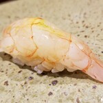 鮨匠 のむら - (17)ナミクダヒゲエビ(鹿児島県錦江湾産)
      産卵期は夏～秋、旬も夏～秋。
      しかし、通年味わいが落ちないようです。
      ご当地のスペシャルなネタで、甘海老よりも甘く複雑なコクと海老特有の旨みがあります