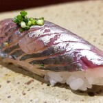 鮨匠 のむら - (18)真鯵(鹿児島県開聞岳沖産)
      産卵期は春～夏、旬は秋～冬。
      脂のりは当然良いけれど、その脂は軽く、爽やかにとろけます。
      薫りが素晴らしいですね♪