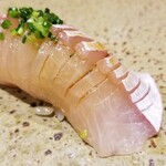 鮨匠 のむら - (20)縞鯵(鹿児島県開聞岳沖産)
      1m超&10kg超に成長するのですが美味しいのは3kgまで
      旬を外れていますが、脂がのって旨味も抜群
      こちらも薫りが素晴らしいですね
      (人´∀`)♪