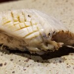 鮨匠 のむら - (21)焚き黒鮑(佐賀県唐津産)
      6時間、大根の煮汁100%で炊き込んだ黒鮑は、大変柔らかく、その身がプルプルと震え、旨みも抜群です。
      肴の黒鮑よりも更に軟らかく旨みも強い！
      別格です！