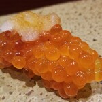 鮨匠 のむら - (22)筋子(北海道産)
      海のTKG、筋子はのむら特製出汁醤油に30秒潜らせてあります
      流石に旬でなく瞬間冷凍してあるので残念ながら秋の様なプリプリではありません
      それでもこの時期でこのクオリティは◯
