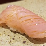 鮨匠 のむら - (23)歯鰹、腹身(鹿児島県開聞岳沖産)
      産卵期は夏、旬は秋～冬
      歯鰹の腹身は脂のりが良く、サッパリとしつつも、シャリと合わせるだけの旨みの濃さがあります
      歯鰹がこれだけ美味しいのはのむらサンだけ！