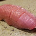 鮨匠 のむら - (24)スマ(別称:星鰹)(鹿児島県開聞岳沖産)
      産卵期は初夏～夏、旬は秋～春
      通年、味わいはあまり落ちない
      いわゆる中トロ部位でしっかり脂がのっており旨みと甘みを堪能
      握りだと美味しさも際立ちます