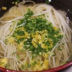 鮨匠 のむら - (25)素麺、鯖節の出汁
      終盤で素麺なんて入るのか？！と思いましたがスルッと食べてしまいました。(笑)
      鯖節の温かいお出汁が滲み入りますね。