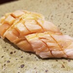 鮨匠 のむら - (26)芭蕉梶木の炙り大トロ(鹿児島県開聞岳沖産)
      産卵期は夏、旬は秋
      身はやや橙色で味わいは炙ることで大トロの脂が活性化し濃厚なコクと旨みがありますが、本鮪の大トロよりサッパリとしています