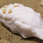 鮨匠 のむら - (27)蒸し太刀魚(鹿児島県開聞岳沖産)、カボス果汁掛け
      産卵期は海水温により春～秋、旬はほぼ通年。
      蒸し焼きで脂分を落として、カボス果汁でさっぱりとした味わいにまとめてあります。