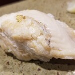鮨匠 のむら - (29)煮穴子(長崎県対馬列島産)
      産卵期は初夏～初秋、旬は夏～秋。
      寿命は3年~7年くらい。
      ふわふわ穴子が美味しい！
      蒸し立てを出して下さいます。
      オリジナル出汁醤油で1時間煮てます。