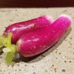 鮨匠 のむら - (30)廿日大根の浅漬け
      完全にお腹いっぱい！( 〃▽〃)
      でも、消化の助けになる廿日大根浅漬けはついつい食べちゃいます。(笑)
      すっきり爽やかな漬け具合です。