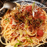 よーじやカフェ - 丹波黒豆とちりめんじゃこのトマトソースパスタに七味唐辛子を振りかけていただきます
