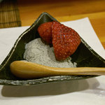 Tsuribune Kappou Mikawaya - 黒ごまアイス、ひなまつりを祝ってイチゴ盛り