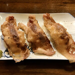 遊酒食堂 宇都宮 - 牛炙り寿司(3貫) 600円