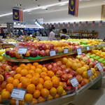 Cold Storage - エントランスは、瑞々しいフルーツで演出。