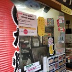 谷中 いか焼 やきや - カウンターの様子。店内は一坪くらいで狭い。