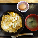 あらたま - 親子丼(味噌汁付き)550円+生卵50円。
