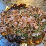 Okonomiyaki Teppanyaki Tokugawa - 家康公 竹　780円　焼けてソースと青海苔、かつお節をたっぷりと。