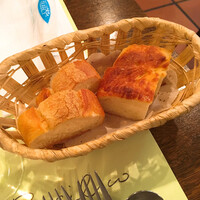 オステリア ガウダンテ 大阪駅前第4ビル店 - バゲット、フォカッチャ