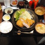 Tonkatsu Saikatsu - ３０分ほど待ち、料理がやってまいりました。 とんかつの断面を上に向けて、一枚写真を撮ります。