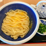 おうどん 瀬戸晴れ - 釜玉　薬味　出汁醤油はひと回し
      うどんの熱さで卵が半熟。これが釜玉です☆