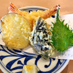 おうどん 瀬戸晴れ - 天盛り　出汁より塩のほうが良かった
      エビ二尾、ナス、サツマイモ、大葉☆