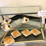 おうどん 瀬戸晴れ - おにぎり　いなりは店奥にあります