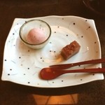 梅の花 - 花の膳
            デザート
            豆乳イチゴアイス
            薔薇羊羹