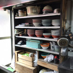 三陽軒 - 整然と並ぶ棚のどんぶりや、黒電話が