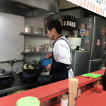 三陽軒 - わたくしの海老入大盛焼めしで
      鍋を振る店主。