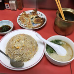 三陽軒 - 注文した
      海老入大盛焼めし　680円
      餃子5個　230円
      スープ　50 円
      
      それと高菜と餃子の酢醤油刻みネギ入り