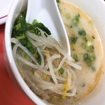 三陽軒 - スープリフト
      50 円とは思えぬしっかりした豚骨スープに
      モヤシネギがたっぷり！