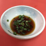 三陽軒 - 餃子の酢醤油アップ