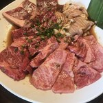 Yakiniku Yashigoro - 選べるランチ税抜1300円、ロース、カルビ、ハラミ、シマチョウを選びました、写真は2人前です！