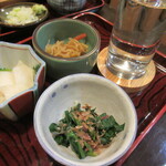 Maru yoshi - そば屋のセットのおつまみと日本酒