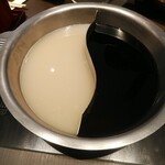Yuzu An - 鍋のたれは2種類～右側はすき焼きのたれ。左側は白湯スープだったかな？どれも味は薄い。わからなかった。