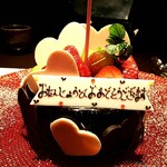 日本料理 TOBIUME - ハートといちごで飾られたビターで可愛いケーキ