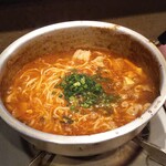 もつ鍋　みやわき - 〆のラーメン投入