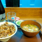 すき家 - 牛丼、カレーとん汁、おしんこのセット　720円  瓶ビール　420円